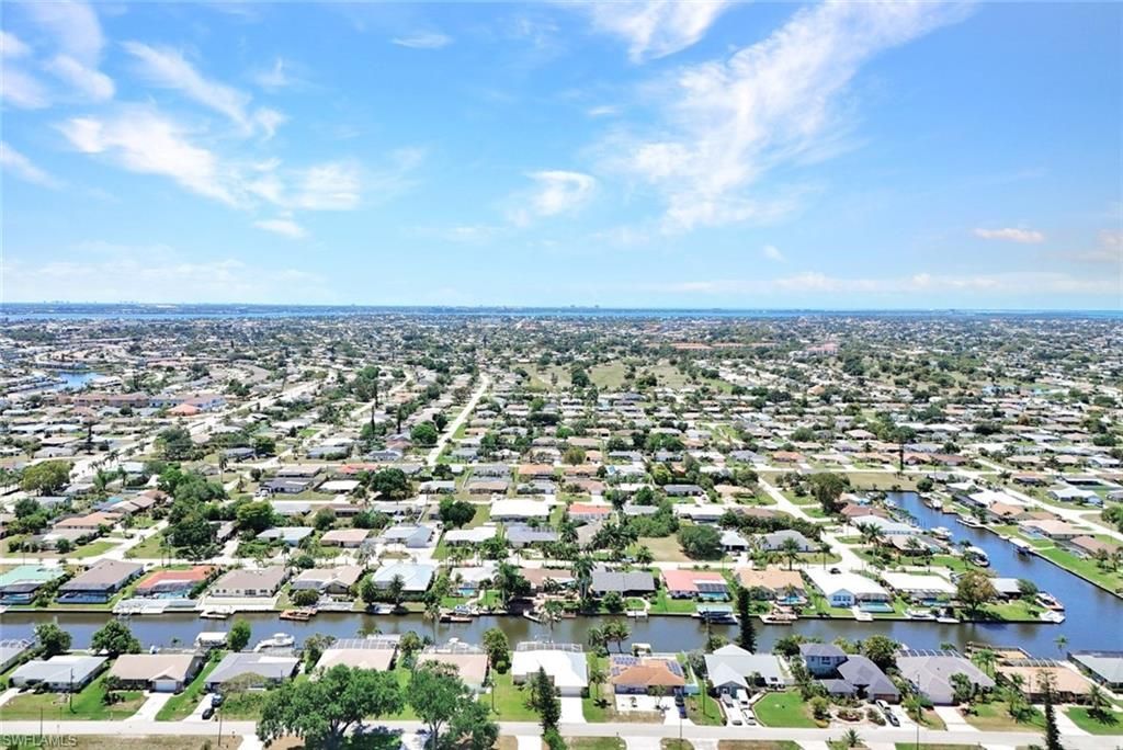 Image 33 of property listing at 703 SE 33rd TER, Cape Coral, FL 33904