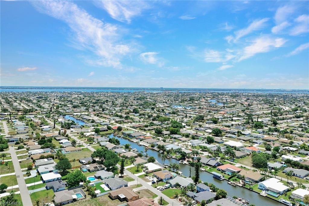 Image 34 of property listing at 703 SE 33rd TER, Cape Coral, FL 33904