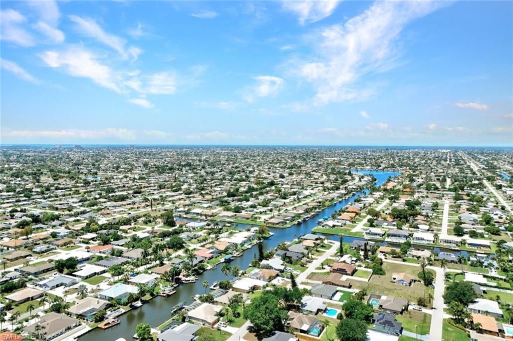 Image 35 of property listing at 703 SE 33rd TER, Cape Coral, FL 33904