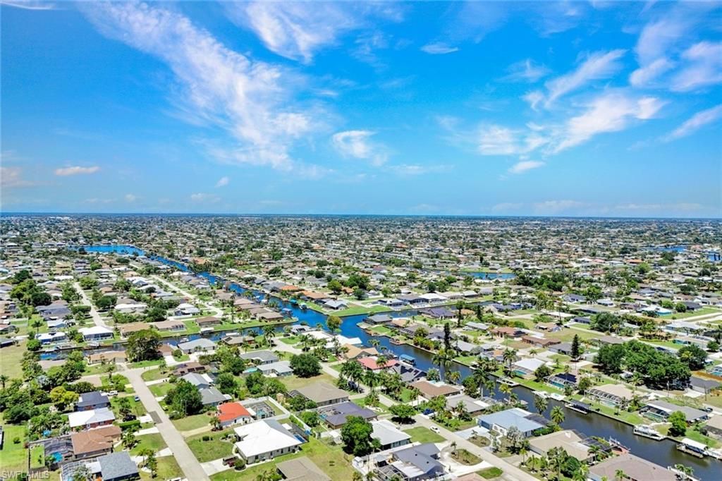 Image 36 of property listing at 703 SE 33rd TER, Cape Coral, FL 33904
