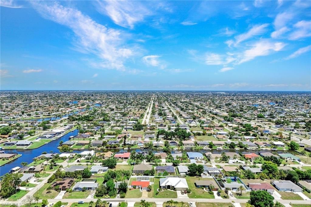 Image 37 of property listing at 703 SE 33rd TER, Cape Coral, FL 33904