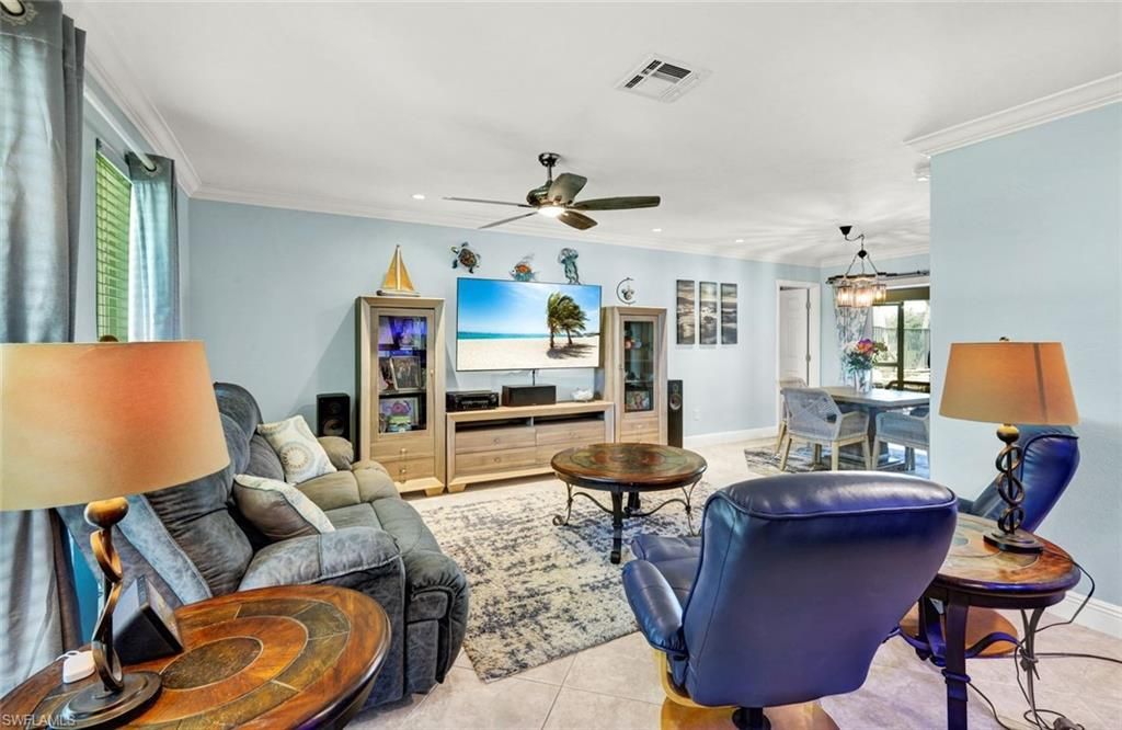 Image 4 of property listing at 703 SE 33rd TER, Cape Coral, FL 33904