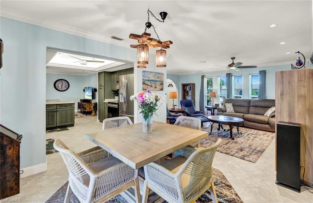 Image 6 of property listing at 703 SE 33rd TER, Cape Coral, FL 33904