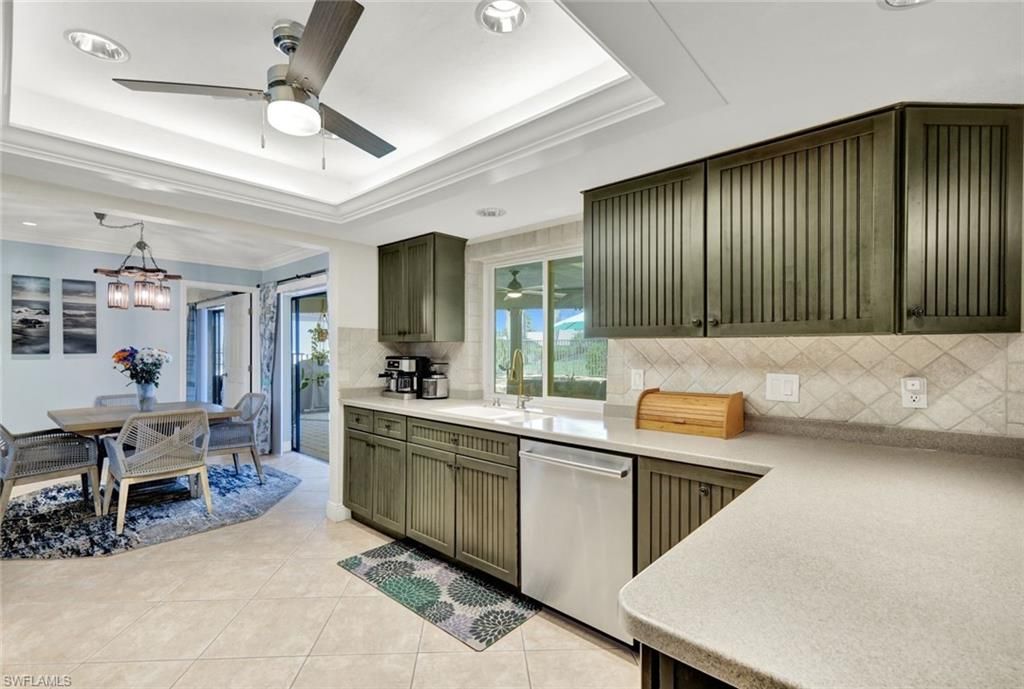 Image 8 of property listing at 703 SE 33rd TER, Cape Coral, FL 33904