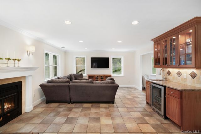 20 Lamesa Avenue, Eastchester, NY 10709