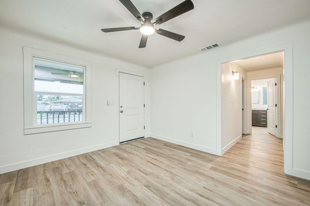 372 N Smith Avenue, Dinuba, CA 93618