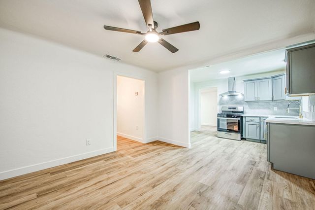 372 N Smith Avenue, Dinuba, CA 93618