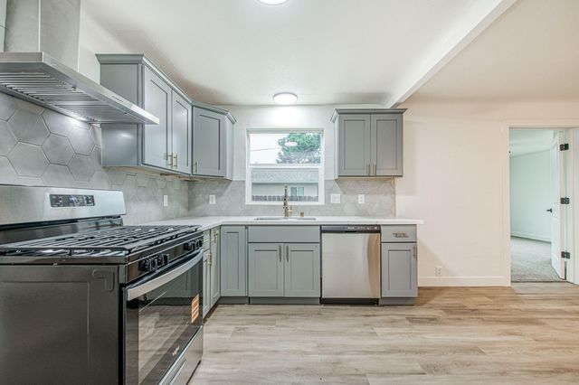 372 N Smith Avenue, Dinuba, CA 93618