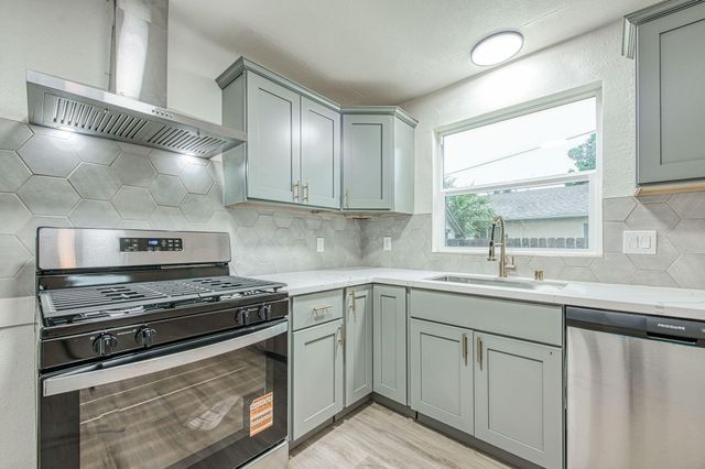 372 N Smith Avenue, Dinuba, CA 93618