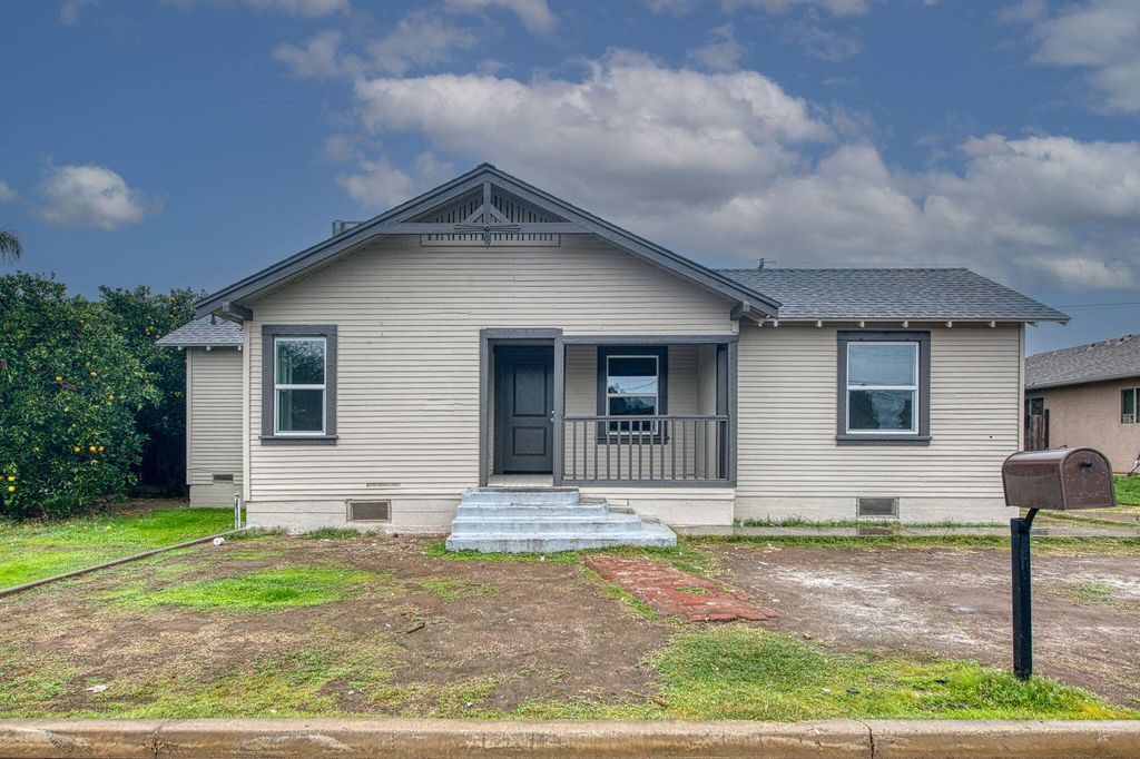 372 N Smith Avenue, Dinuba, CA 93618