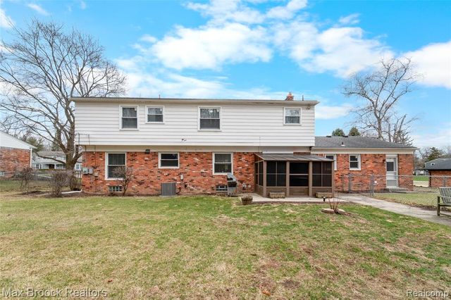 7118 Cathedral Drive, Bloomfield Hills, MI 48301