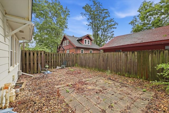 2004 39th Street, Des Moines, IA 50310