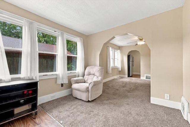 2004 39th Street, Des Moines, IA 50310
