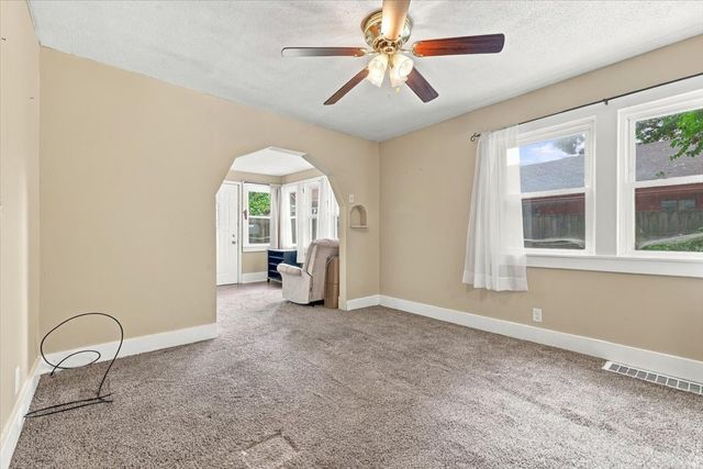 2004 39th Street, Des Moines, IA 50310