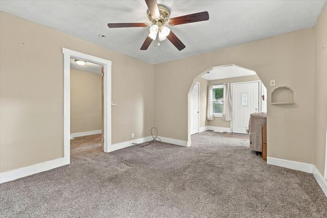 2004 39th Street, Des Moines, IA 50310