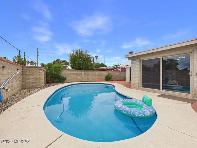 2231 S Deer Trail Circle, Tucson, AZ 85710