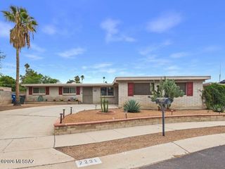 2231 S Deer Trail Circle, Tucson, AZ 85710