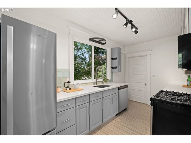 608 Sw ORCHID St, Portland, OR 97219