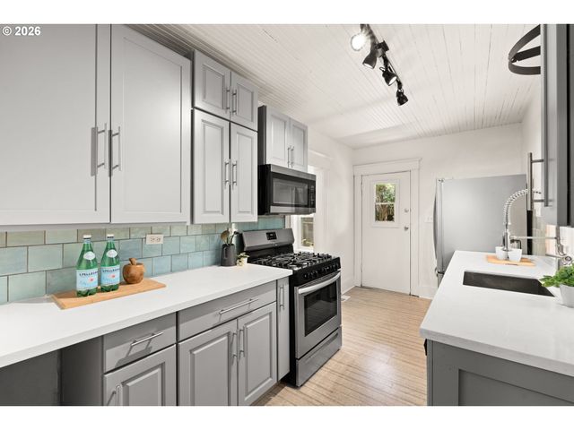 608 Sw ORCHID St, Portland, OR 97219