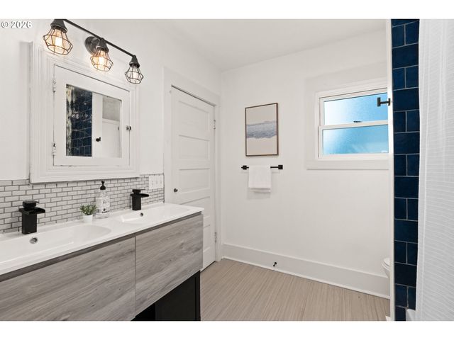 608 Sw ORCHID St, Portland, OR 97219