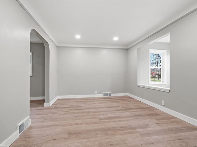 1027 E Milton Avenue, Hazel Park, MI 48030