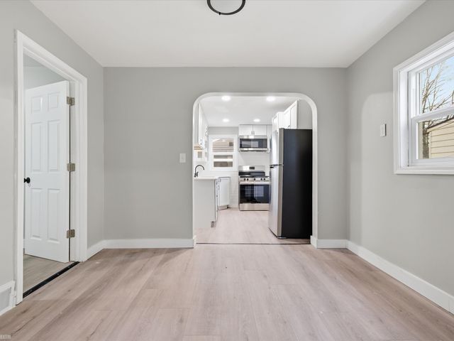 1027 E Milton Avenue, Hazel Park, MI 48030