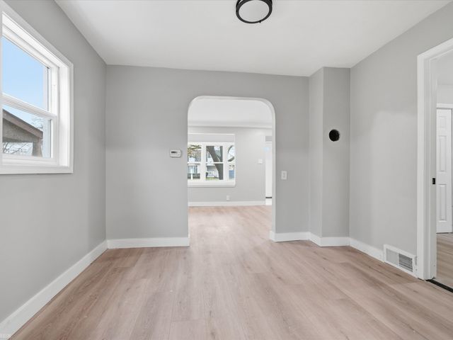 1027 E Milton Avenue, Hazel Park, MI 48030