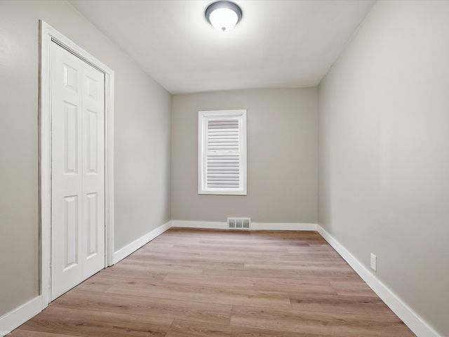 1027 E Milton Avenue, Hazel Park, MI 48030