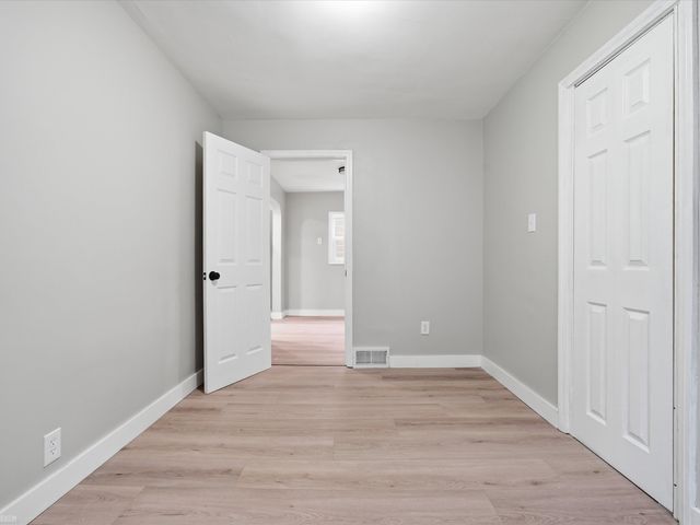 1027 E Milton Avenue, Hazel Park, MI 48030