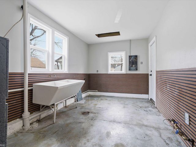 1027 E Milton Avenue, Hazel Park, MI 48030