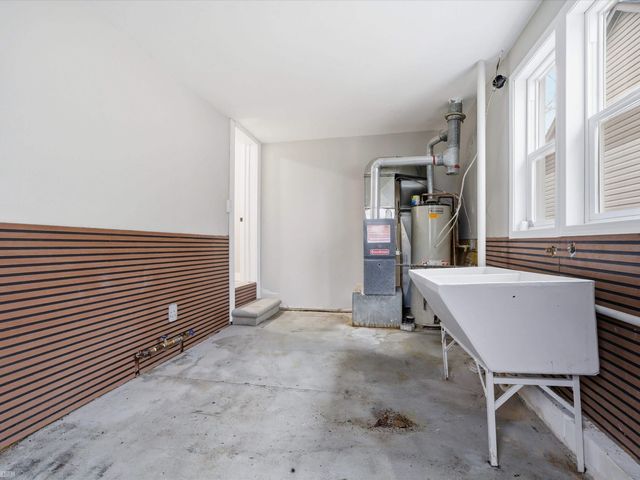 1027 E Milton Avenue, Hazel Park, MI 48030