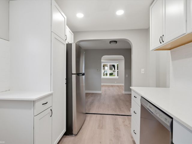 1027 E Milton Avenue, Hazel Park, MI 48030