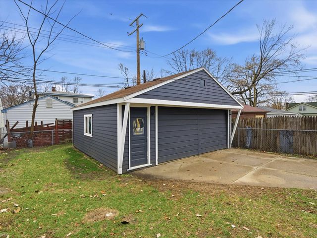 1027 E Milton Avenue, Hazel Park, MI 48030