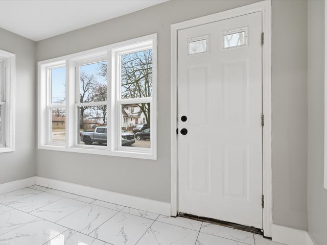 1027 E Milton Avenue, Hazel Park, MI 48030