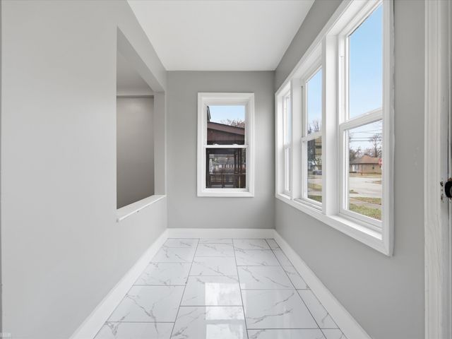 1027 E Milton Avenue, Hazel Park, MI 48030