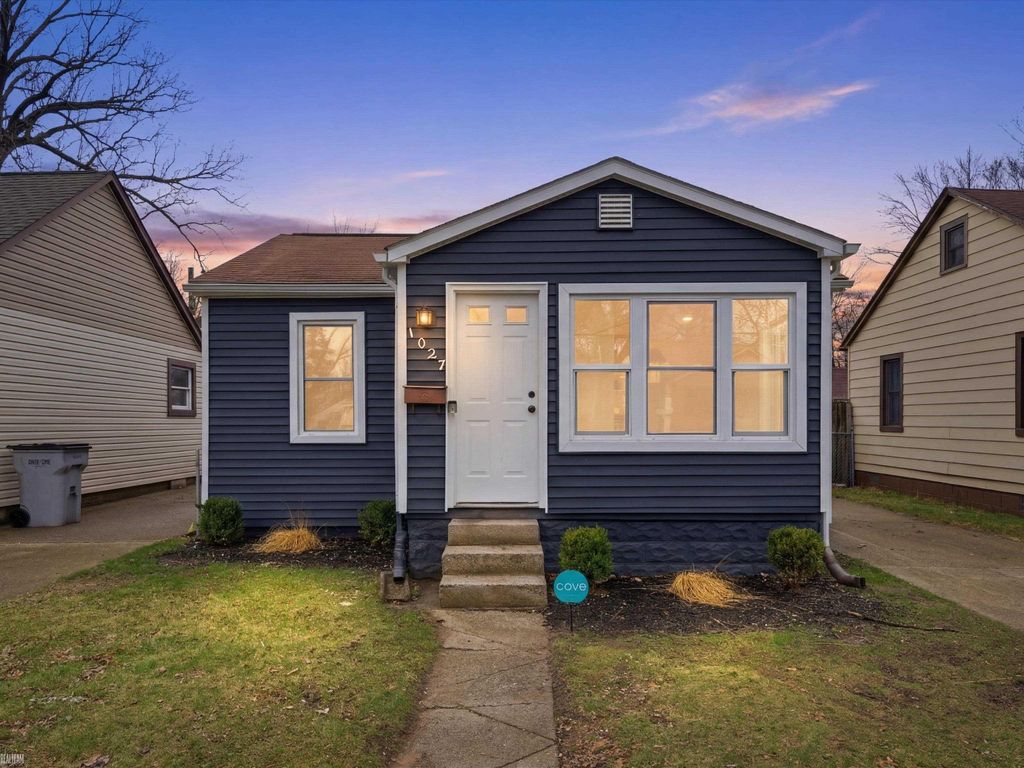 1027 E Milton Avenue, Hazel Park, MI 48030