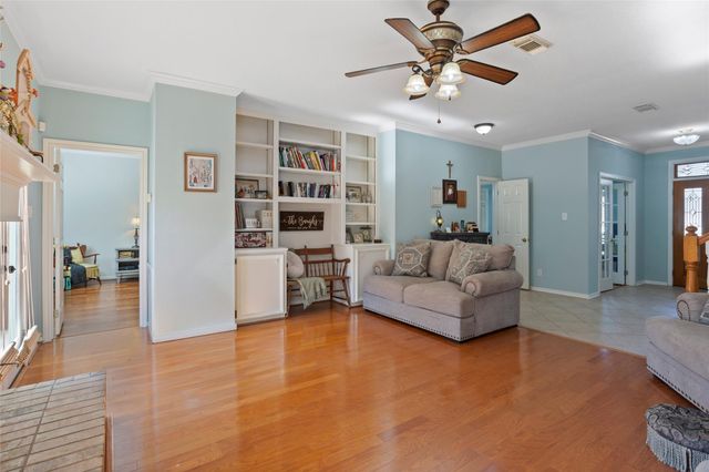 215 Ridgemont Drive, Alvin, TX 77511