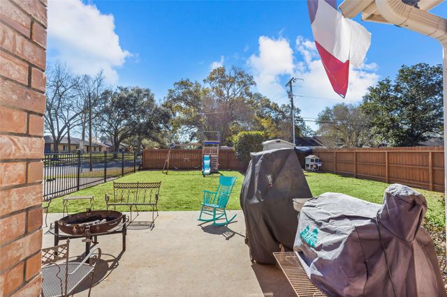 215 Ridgemont Drive, Alvin, TX 77511