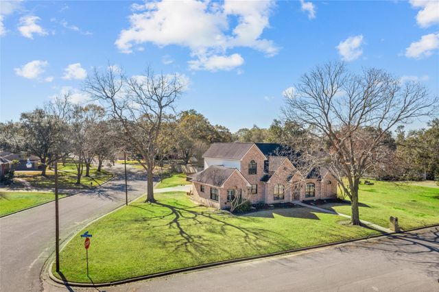 215 Ridgemont Drive, Alvin, TX 77511