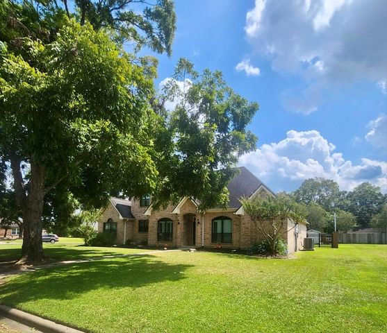 215 Ridgemont Drive, Alvin, TX 77511