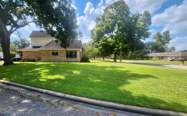 215 Ridgemont Drive, Alvin, TX 77511