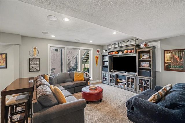 600 Rock Bridge Court, Smithville, MO 64089