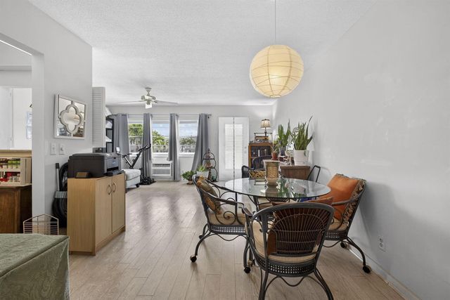 106 E Camden E, West Palm Beach, FL 33417