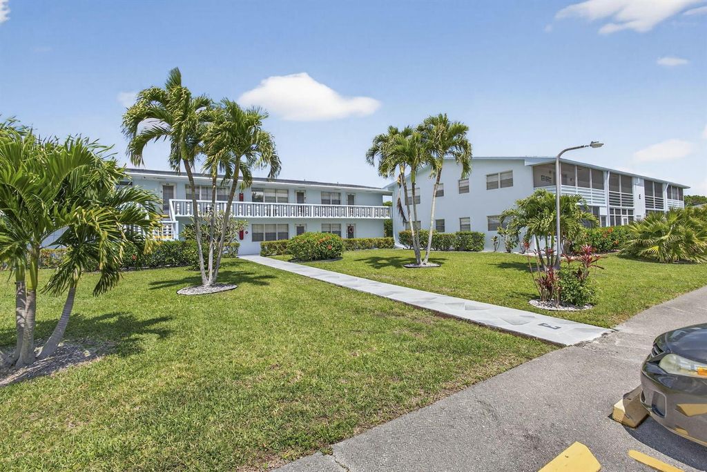 106 E Camden E, West Palm Beach, FL 33417