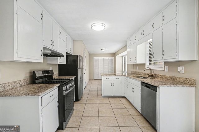 2221 Davis Oaks Court, Stone Mountain, GA 30087