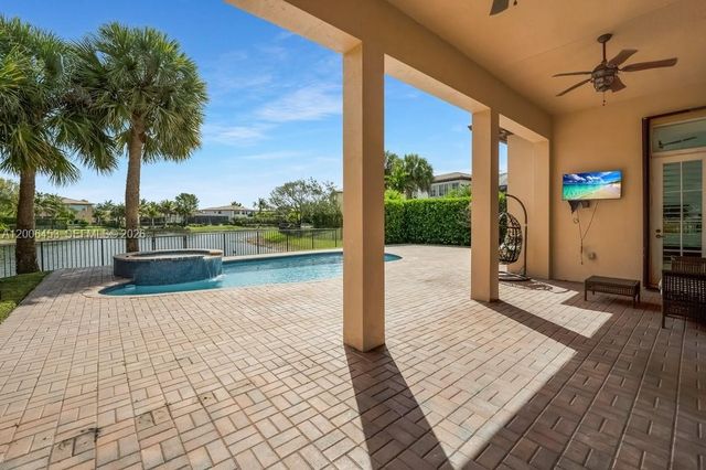 7925 NW 110th Dr, Parkland, FL 33076