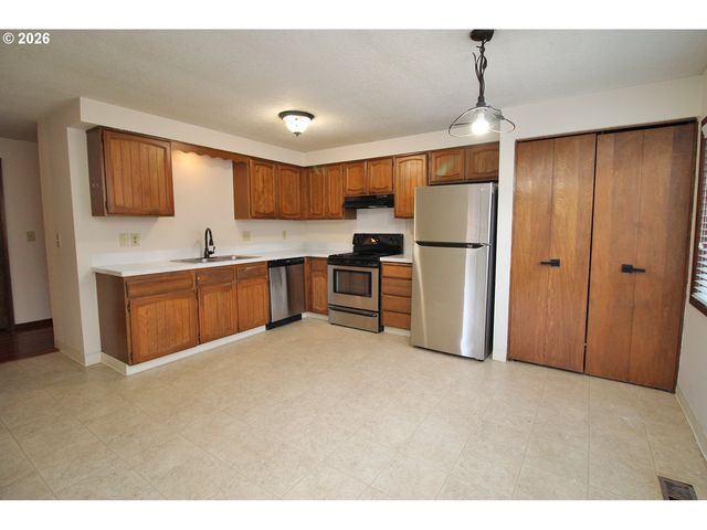 385 S CHERRY Dr, Cornelius, OR 97113