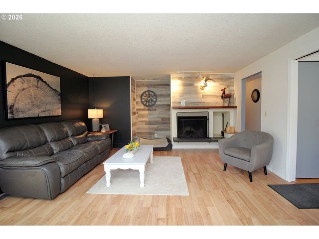 385 S CHERRY Dr, Cornelius, OR 97113