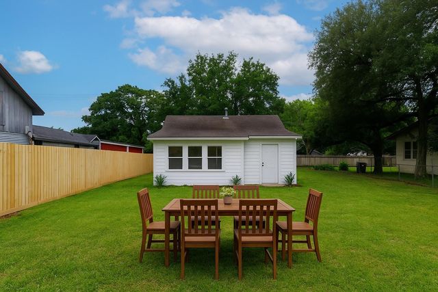 704 W Willis Street, Alvin, TX 77511