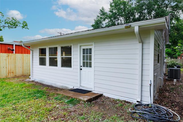 704 W Willis Street, Alvin, TX 77511